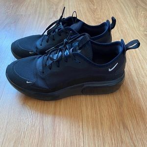 Nike Women’s AirMax black, size 9